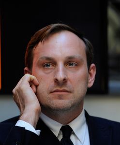 Degradacja za grafikę z nożem i Kaczyńskim. List otwarty ludzi kultury w obronie Jarosława Trybusia