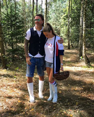 Małgorzata Rozenek i Radosław Majdan w lesie na grzybach