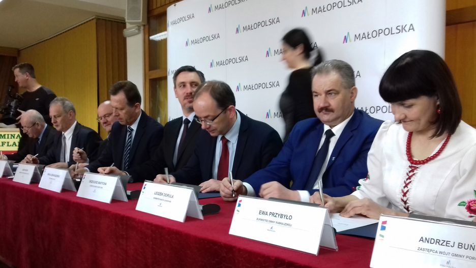 Ewa Przybyło, burmistrz Rabki-Zdroju (pierwsza z prawej)