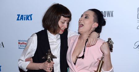 Pod marynarką miała tylko stanik. Paulina Przybysz szalała na Fryderykach