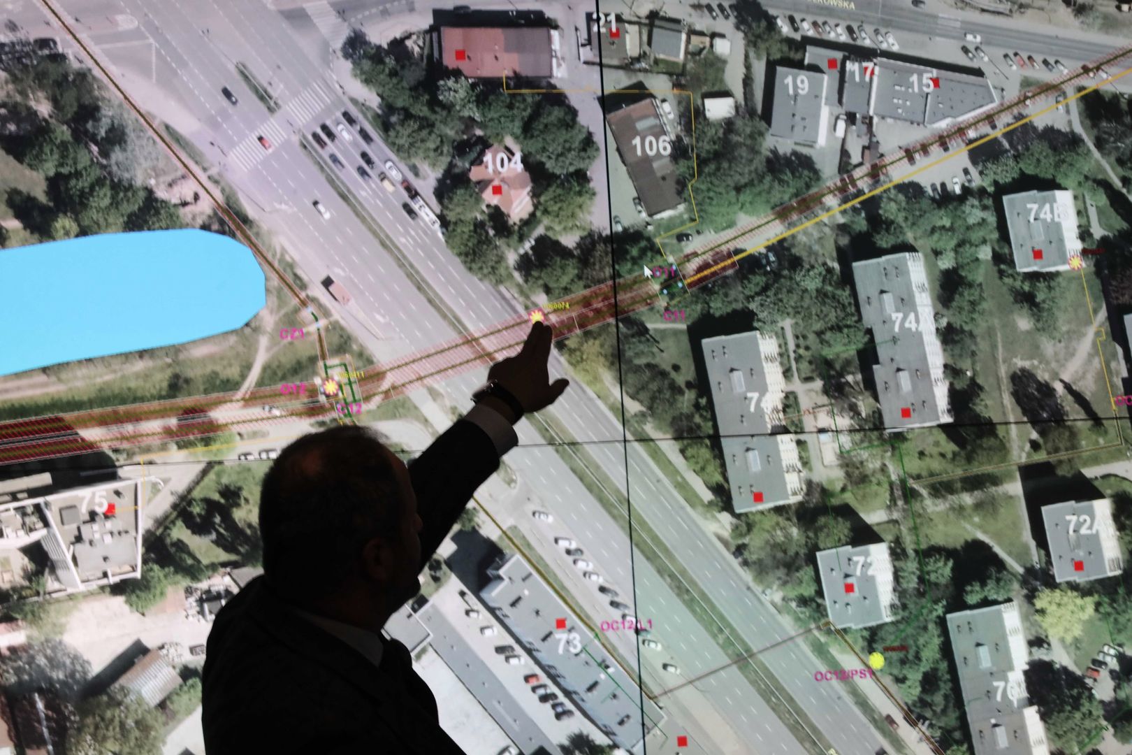 Warszawa. Dyrektor techniczny Veolia podczas konferencji prasowej, nt. przyczyn i usuwania skutków awarii ciepłowniczej