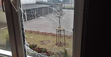 Rozbite szkło i zdemolowane drzwi. Porachunki sąsiedzkie na Mokotowie