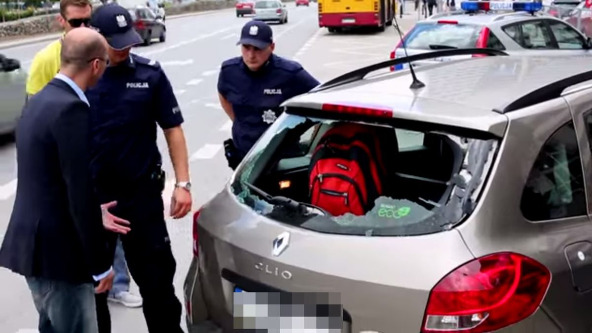 Wydaje się, że to tylko zbita szyba. Auto zniknie z parkingu później