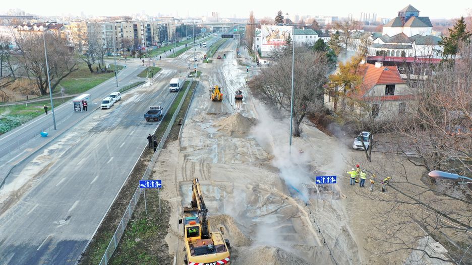 Warszawa. Prace naprawcze na Sadybie po awarii sieci ciepłowniczej