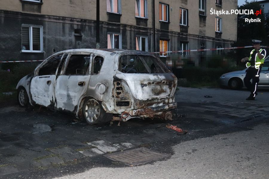 Nikt nie chciał pomóc dziecku z płonącego auta