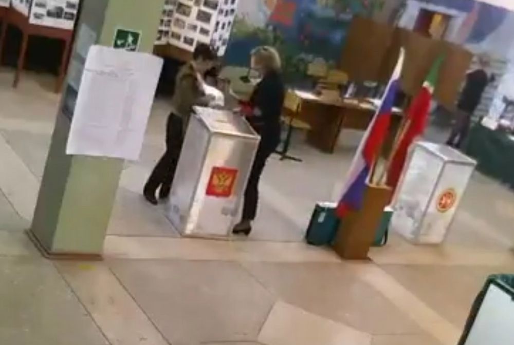 Wybory w Rosji to kpina. Nagrali podkładanie kart