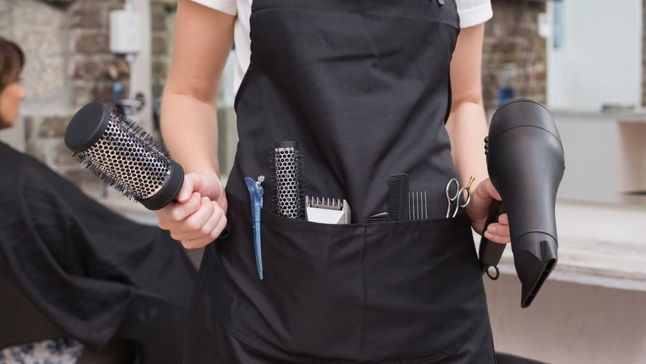 Sprawca rozboju połasił się na przybory fryzjerskie.