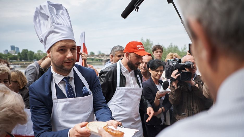 Początek kampanii Patryka Jakiego. To dosłowny przykład wręczania grillowanej kiełbasy wyborczej. Realizacja od ręki - przychodzisz, dostajesz.