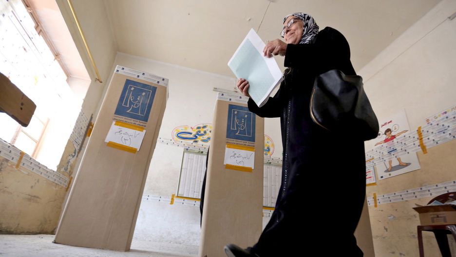 Kobieta oddaje głos w lokalu wyborczym w Bagdadzie