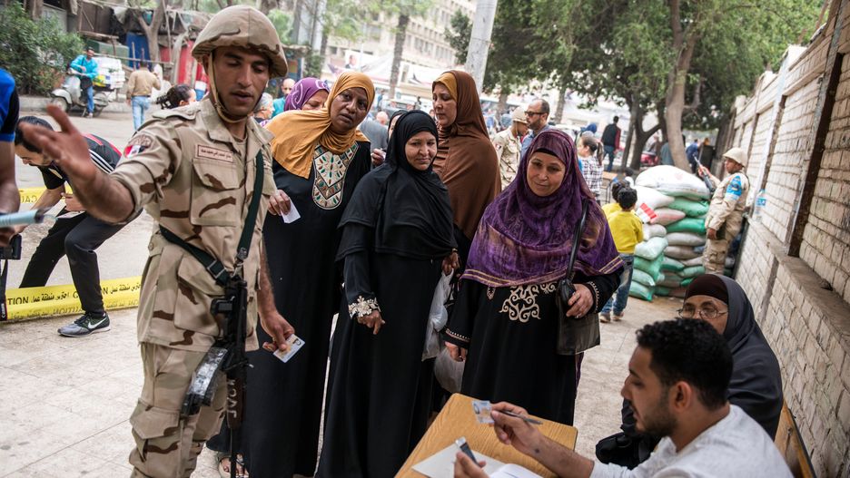 Trzyosobowa rodzina została aresztowana na dworcu kolejowym w Gizie