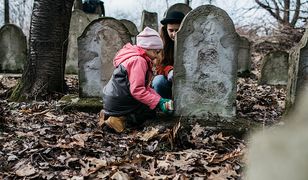 Dla nich to nie Żyd, to sąsiad. Katechetka też sprząta macewy