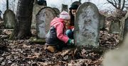 Dla nich to nie Żyd, to sąsiad. Katechetka też sprząta macewy