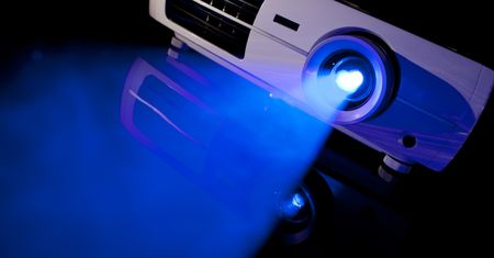 Jaki projektor wybrać? Jasność, lampa, rzut... co ma znaczenie?