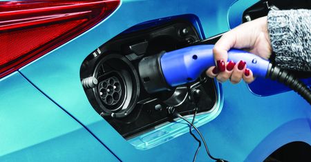 Unia Europejska stawia na hybrydy i samochody elektryczne. Głosowanie na początku października