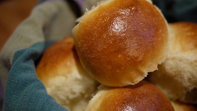 Zmniejsz podaż cukrów. Unikaj słodkich bułek i wyrobów cukierniczych.