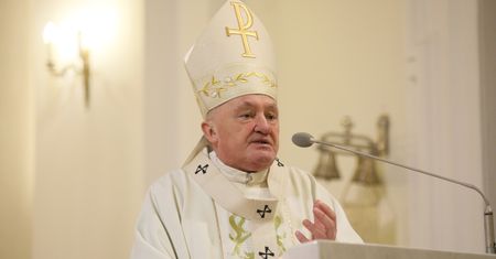 Kard. Nycz: należy szanować obowiązującą konstytucję