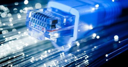 Sieć przyszłości to światłowód. Wszystko co musisz wiedzieć o najszybszych łączach internetowych