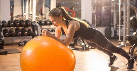Piłka gimnastyczna. Rodzaje piłek i zalety ćwiczeń z piłką fitness