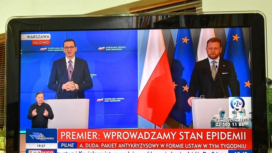 Konferencja prasowa premiera Mateusza Morawieckiego (L) i ministra zdrowia Łukasza Szumowskiego (P) na której podano, że w Polsce wprowadzono stan epidemii. Konferencje prasowe  rządu obecnie odbywają się bez udziału mediów.