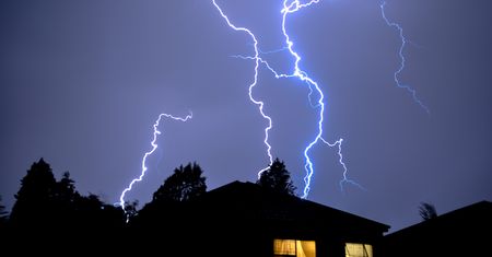 A niech to piorun! Jak uchronić sprzęt przed wyładowaniami atmosferycznymi?