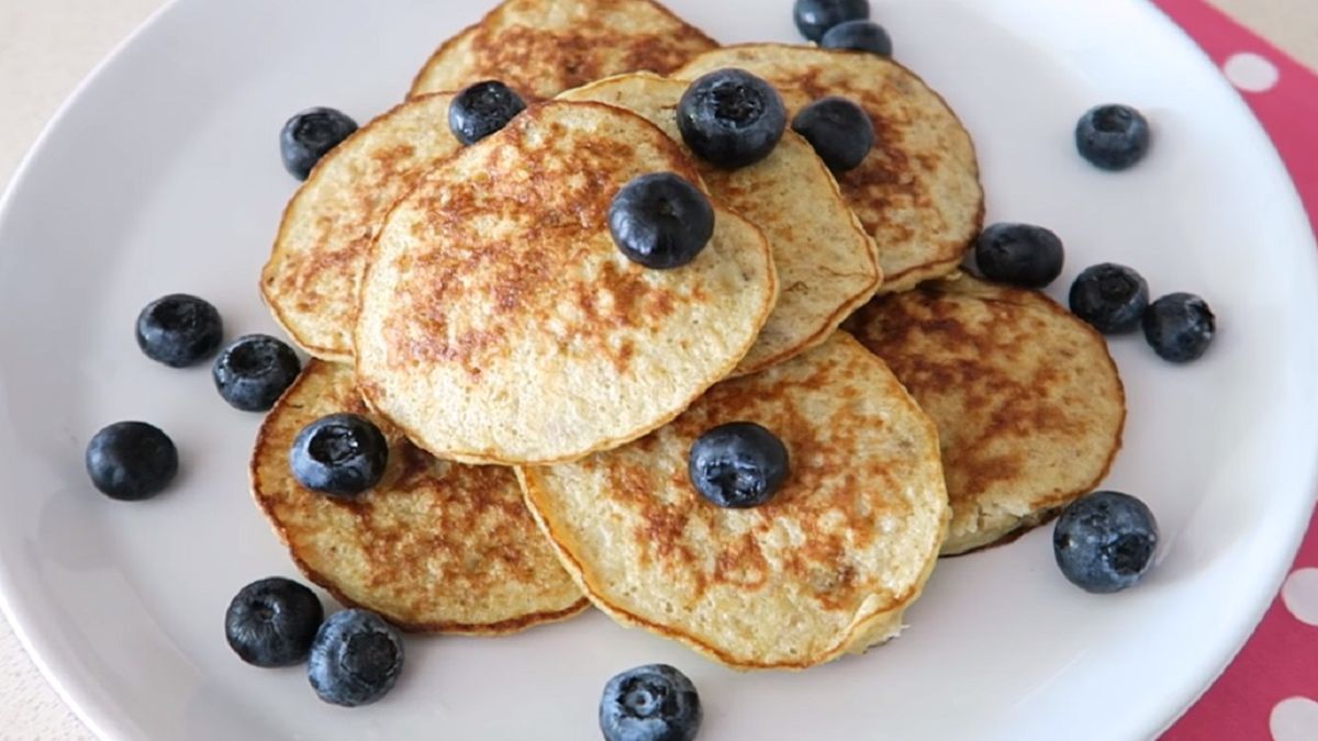 Fit placki bananowe są smaczne i bardzo sycące. Do ich wykonania potrzebujesz tylko trzech składników