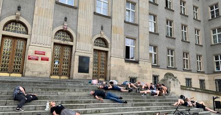 Wielkie Wymieranie w Katowicach. Protest przed urzędem wojewódzkim
