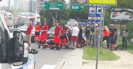 Ratownicy w trakcie parady najechali na wypadek. Przerwali strajk i od razu ruszyli z pomocą