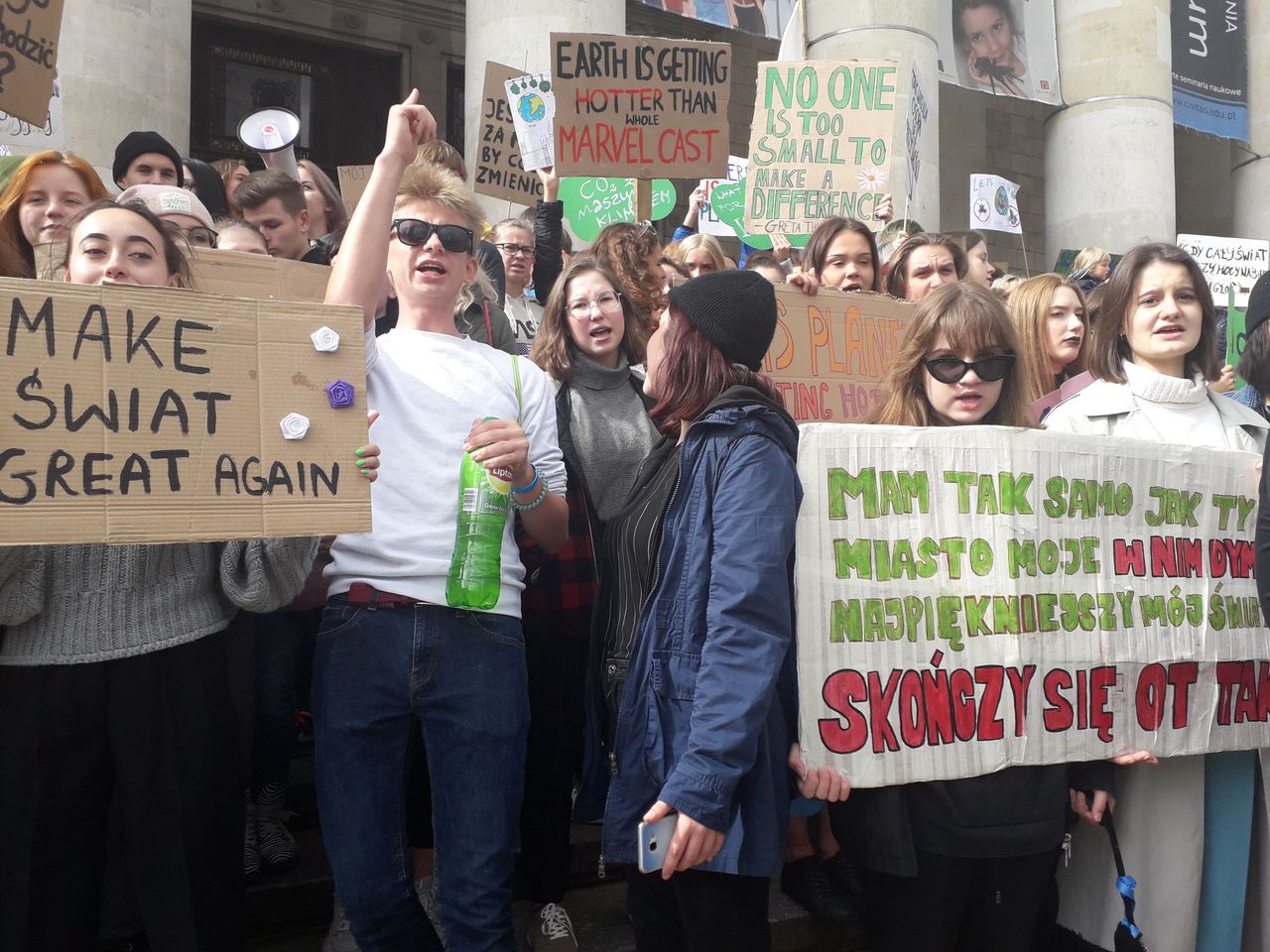 Młodzieżowy Strajk Klimatyczny w Warszawie. Nie poszli do szkoły, by protestować. "Zaczynamy od ulicy"