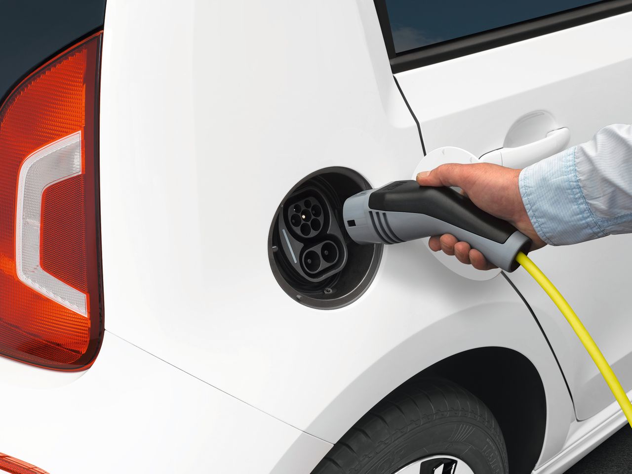 Będą dopłaty do elektrycznych samochodów. "To pozorne wsparcie"