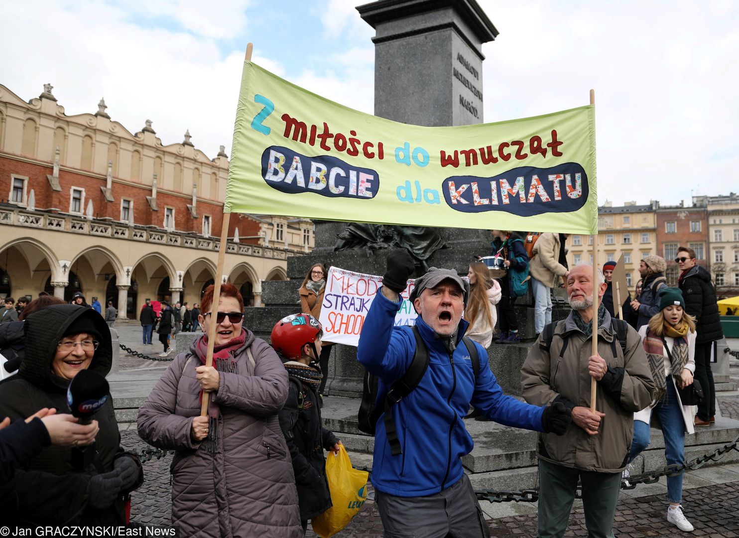 Polskie babcie były już widoczne na protestach klimatycznych. Teraz manifestują w stolicy przeciw nienawiści