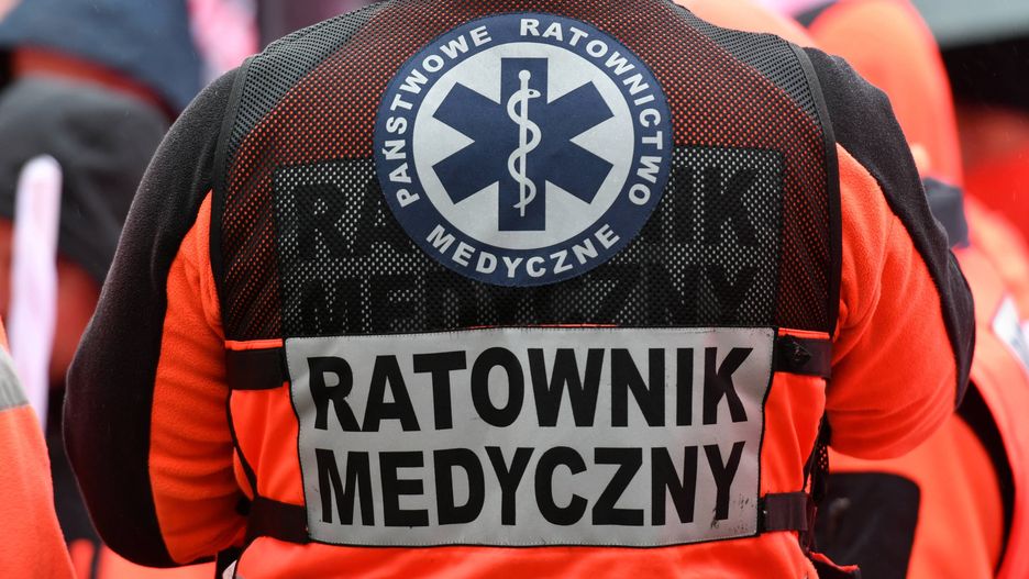 Ratownicy zatrzymali ambulans, by poprawić mężczyźnie opatrunek
