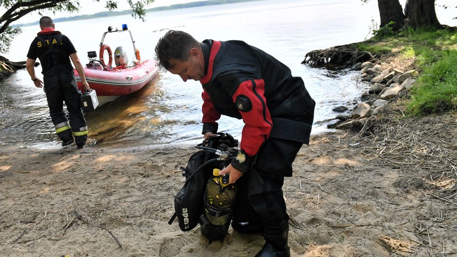 Strażacy i płetwonurkowie przeszukujący jezioro Miedwie w poszukiwaniu zaginionego 16-latka