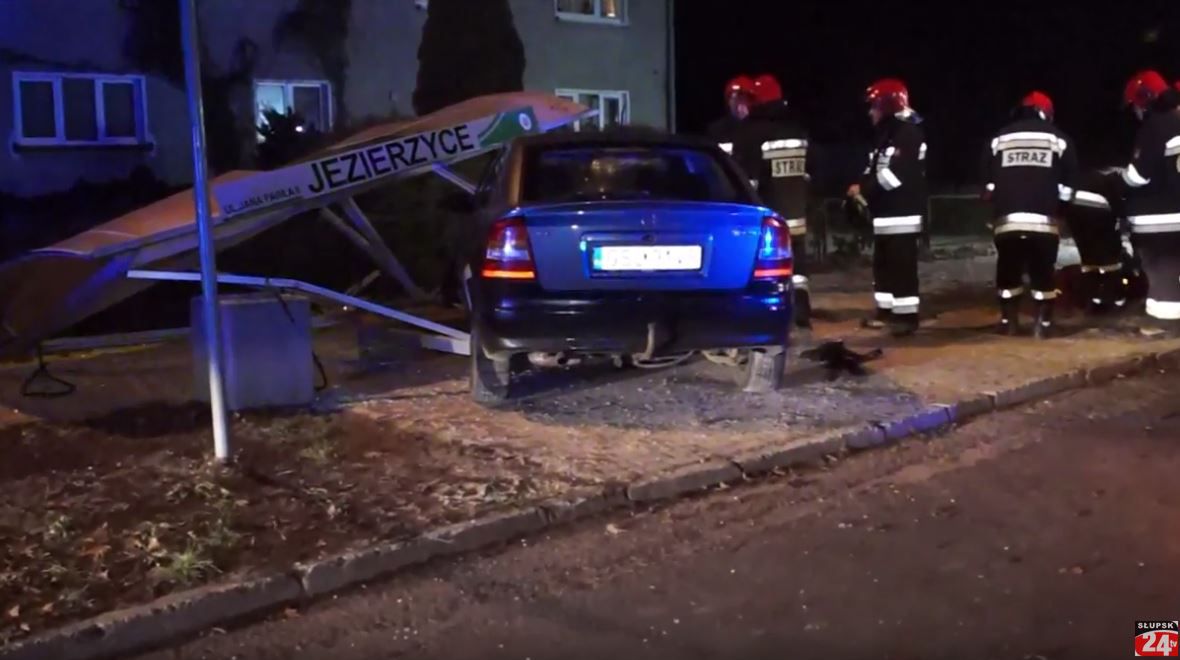 Poważny wypadek pod Słupskiem. Samochód wjechał w przystanek