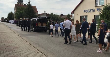 Poruszający pogrzeb ofiar z Darłówka. Papież Franciszek przesłał kondolencje