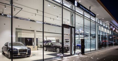 Rolls-Royce w górę, ferrari w dół