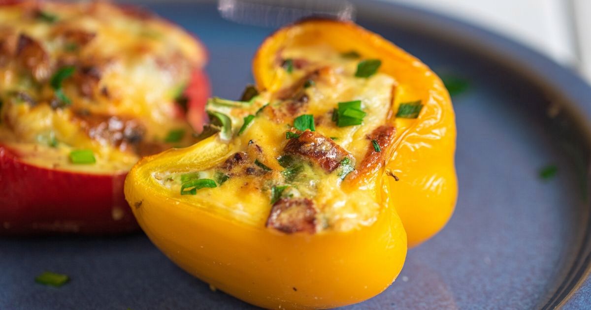 Omlet w papryce – faszerowany jajkiem i boczkiem to idealny pomysł na śniadanie