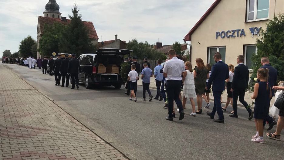 Niemal każdy z przybyłych przyniósł ze sobą białą różę lub bukiet kwiatów
