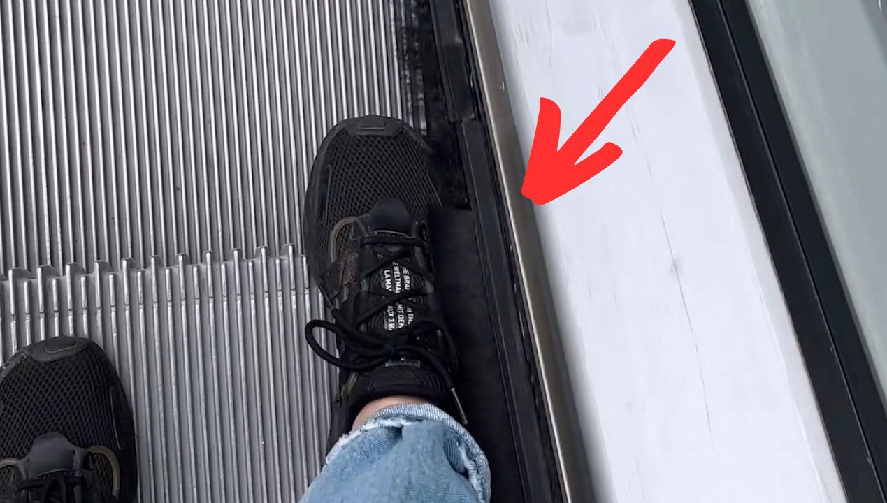 Do czego służą szczotki przy schodach ruchomych? Z pewnością nie czyszczą butów