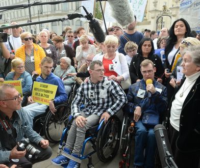 Protest niepełnosprawnych przed Pałacem Prezydenckim