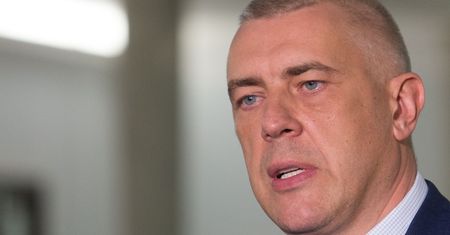 Adam Glapiński "zwalnia" byłego prezesa KNF z aresztu. Roman Giertych sugeruje "ręczne sterowanie"
