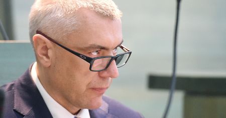 Giertych uderza w Macierewicza. "W Smoleńsku najpierw zjadł schabowego, potem wsiadł do pociągu"