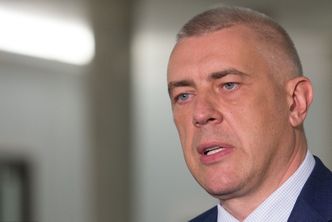 Adam Glapiński "zwalnia" byłego prezesa KNF z aresztu. Roman Giertych sugeruje "ręczne sterowanie"