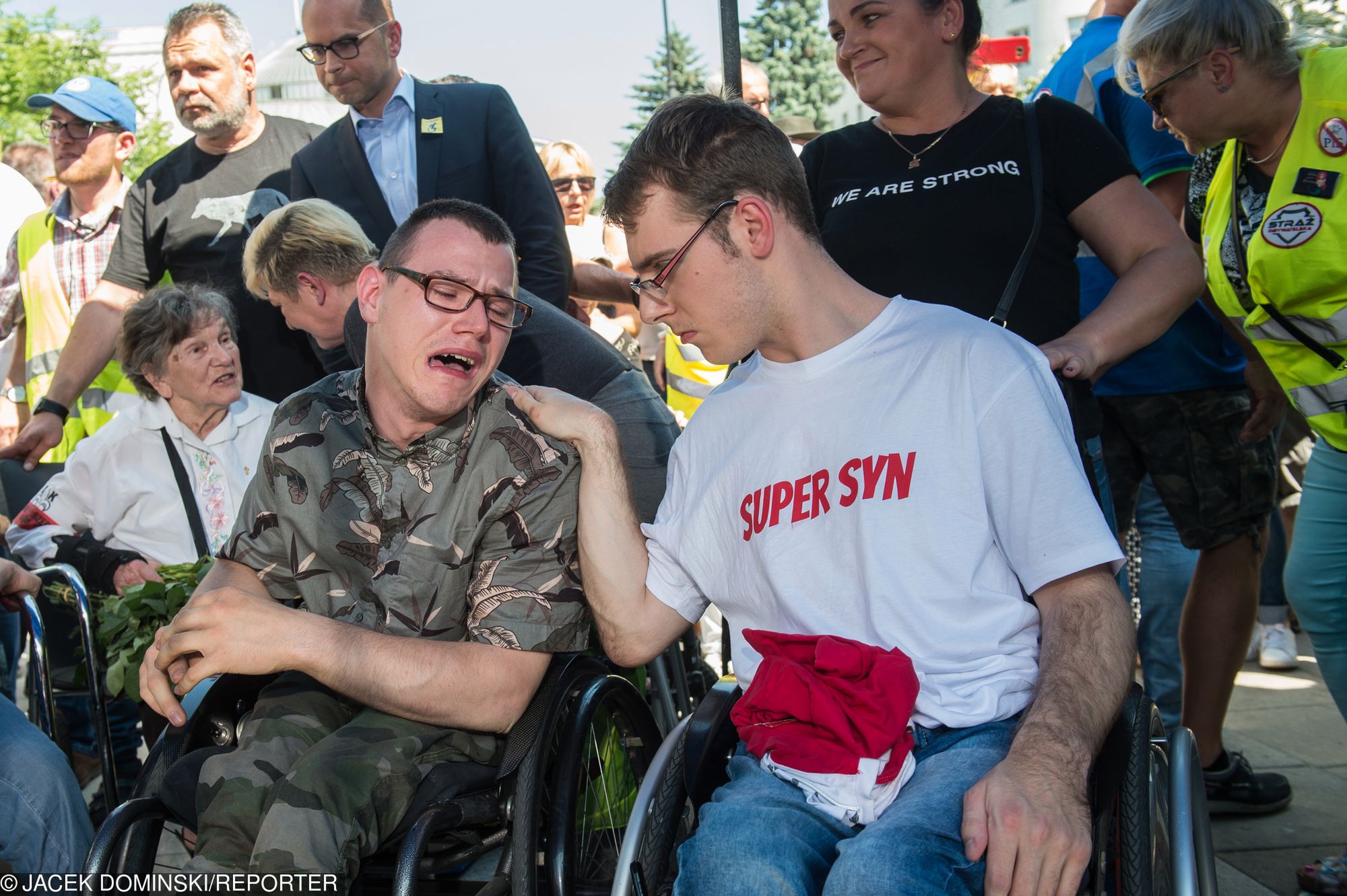 Po 40 dniach rodzice osób niepełnosprawnych zawieszają protest w Sejmie. Na fot. Adrian Glinka i Jakub Hartwich
