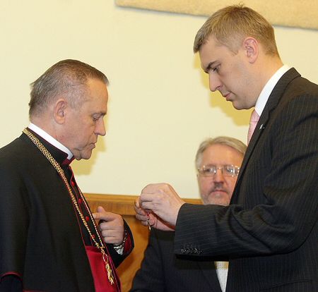 Prałat Henryk Jankowski odebrał medal z rąk Giertycha