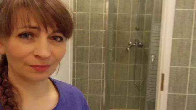 Matka protestująca w Sejmie pokazuje marszałkowi Stanisławowi Karczewskiemu prysznic