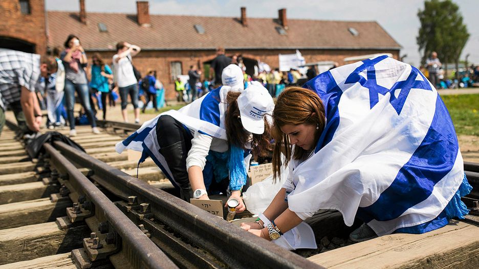 Uczestnicy Marszu Żywych w drodze z Byłego Nazistowskiego Obozu KL Auschwitz do Obozu KL Birkenau