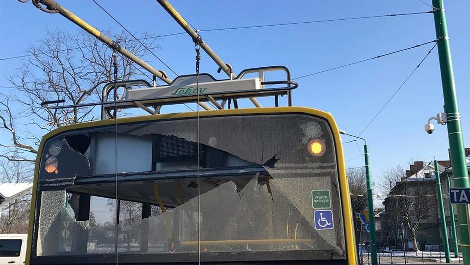 Wybite szyby w miejskim trolejbusie