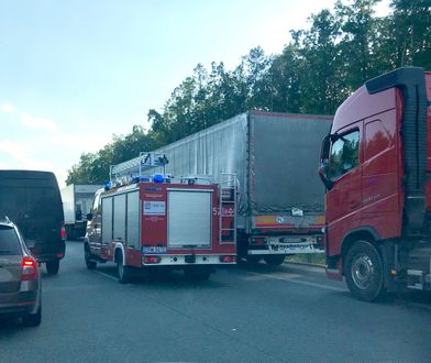 Trasa S8 pod Rawą Mazowiecką zablokowana. Na drodze leży ciężarówka