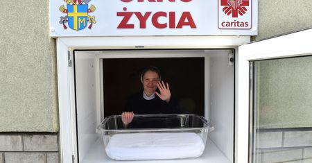 Okna życia nie działają? Pozostawiona pół roku temu dziewczynka ma już nowy dom