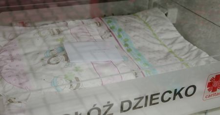 Olsztyn: policjanci dotarli do matki, która porzuciła dzieci w "oknie życia"